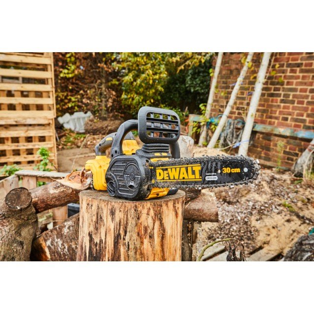 Fierastrau cu lant pe acumulator DeWalt DCM565P1-QW, 18V, 30 cm lungime lama, lama si lant Oregon, viteza lant 7.68 m/s, ungere automata, include: incarcator + acumulator 18 V XR 5.0 Ah Fierastrau cu lant pe acumulator DeWalt DCM565P1-QW, 18V, 30 cm lungime lama, lama si lant Oregon, viteza lant 7.68 m/s, ungere automata, include: incarcator + acumulator 18 V XR 5.0 Ah