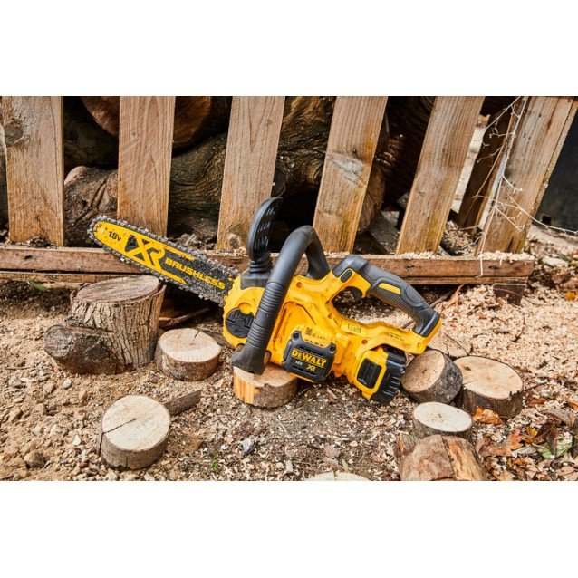 Fierastrau cu lant pe acumulator DeWalt DCM565P1-QW, 18V, 30 cm lungime lama, lama si lant Oregon, viteza lant 7.68 m/s, ungere automata, include: incarcator + acumulator 18 V XR 5.0 Ah Fierastrau cu lant pe acumulator DeWalt DCM565P1-QW, 18V, 30 cm lungime lama, lama si lant Oregon, viteza lant 7.68 m/s, ungere automata, include: incarcator + acumulator 18 V XR 5.0 Ah