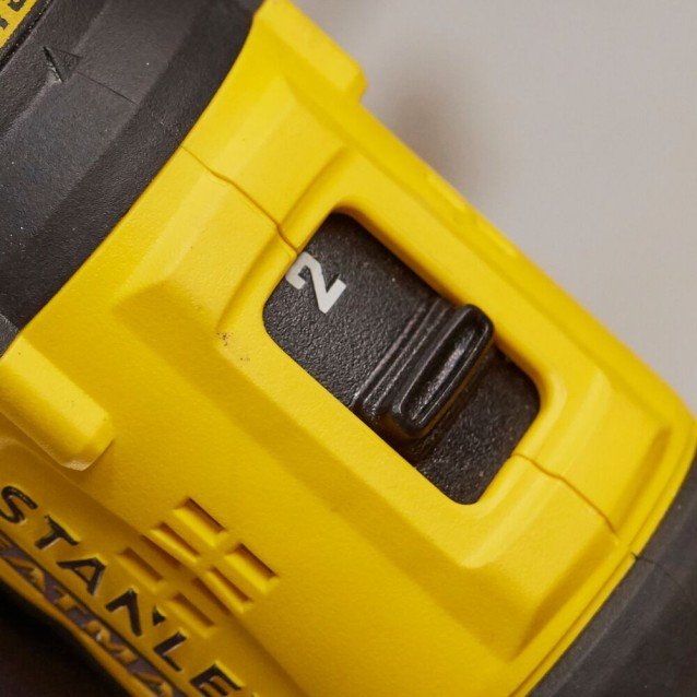 Masina de gaurit si insurubat cu acumulator 18V Stanley SFMCD710D2K-QW, motor fara perii, iluminare LED, 60nM, 2 x acumulator 2.0 Ah, incarcator si valiza transport