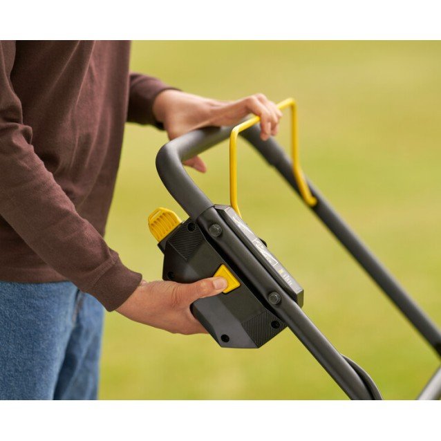 Masina de tuns gazonul Stanley SFMCMW2651M-QW cu acumulator 18V 2 x 4.0 ah, motor fara perii, latime de taiere 51 cm, cos colector 40 litri Masina de tuns gazonul Stanley SFMCMW2651M-QW cu acumulator 18V 2 x 4.0 ah, motor fara perii, latime de taiere 51 cm, cos colector 40 litri