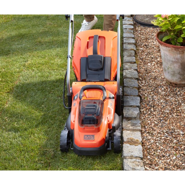 Masina de tuns gazonul Black & Decker BCMW3318L2-QW cu acumulatori 18V 2 x 2.5 ah, latime de taiere 33 cm, cos colector 35 l Masina de tuns gazonul Black & Decker BCMW3318L2-QW cu acumulatori 18V 2 x 2.5 ah, latime de taiere 33 cm, cos colector 35 l
