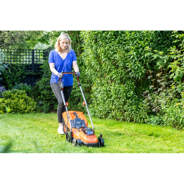 Masina de tuns gazonul Black & Decker BCMW3318L2-QW cu acumulatori 18V 2 x 2.5 ah, latime de taiere 33 cm, cos colector 35 l Masina de tuns gazonul Black & Decker BCMW3318L2-QW cu acumulatori 18V 2 x 2.5 ah, latime de taiere 33 cm, cos colector 35 l