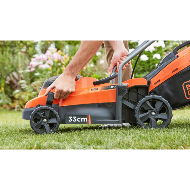Masina de tuns gazonul Black & Decker BCMW3318L2-QW cu acumulatori 18V 2 x 2.5 ah, latime de taiere 33 cm, cos colector 35 l Masina de tuns gazonul Black & Decker BCMW3318L2-QW cu acumulatori 18V 2 x 2.5 ah, latime de taiere 33 cm, cos colector 35 l