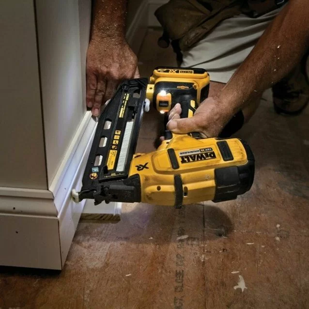 Pistol pentru batut cuie cu acumulator DeWalt DCN660N-XJ - SOLO Pistol pentru batut cuie cu acumulator DeWalt DCN660N-XJ - SOLO