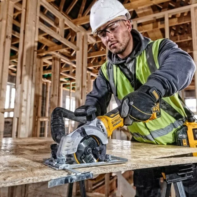 Fierastrau circular cu acumulator Dewalt DCS571N-XJ - SOLO