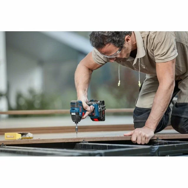 Masina de insurubat cu impact cu acumulatori Bosch GDR 18V-200 C - SOLO